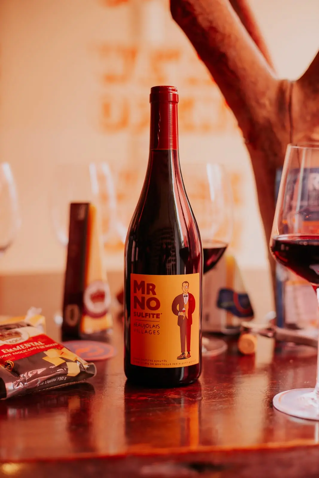 Garrafa de vinho Mr. No ao lado de uma taça cheia